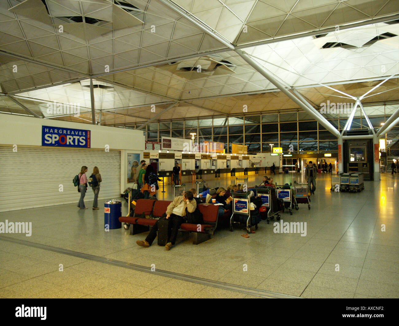 Stansted Flughafen spät in der Nacht alles geschlossen und Leute warten und schlafen London UK Stockfoto
