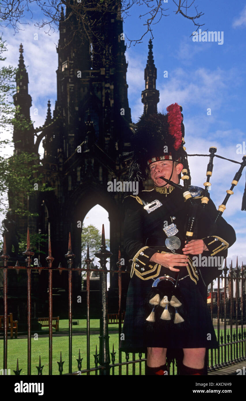 Pfeifer bei Sir Walter Scott Monument Princes Street Edinburgh Schottland Stockfoto