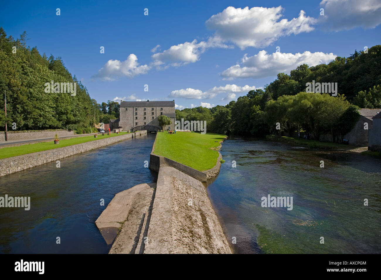 19. Jahrhundert Getreidemühle am Fluss Awbeg in Castletownroche, gebaut im Jahre 1828, County Cork, Irland Stockfoto