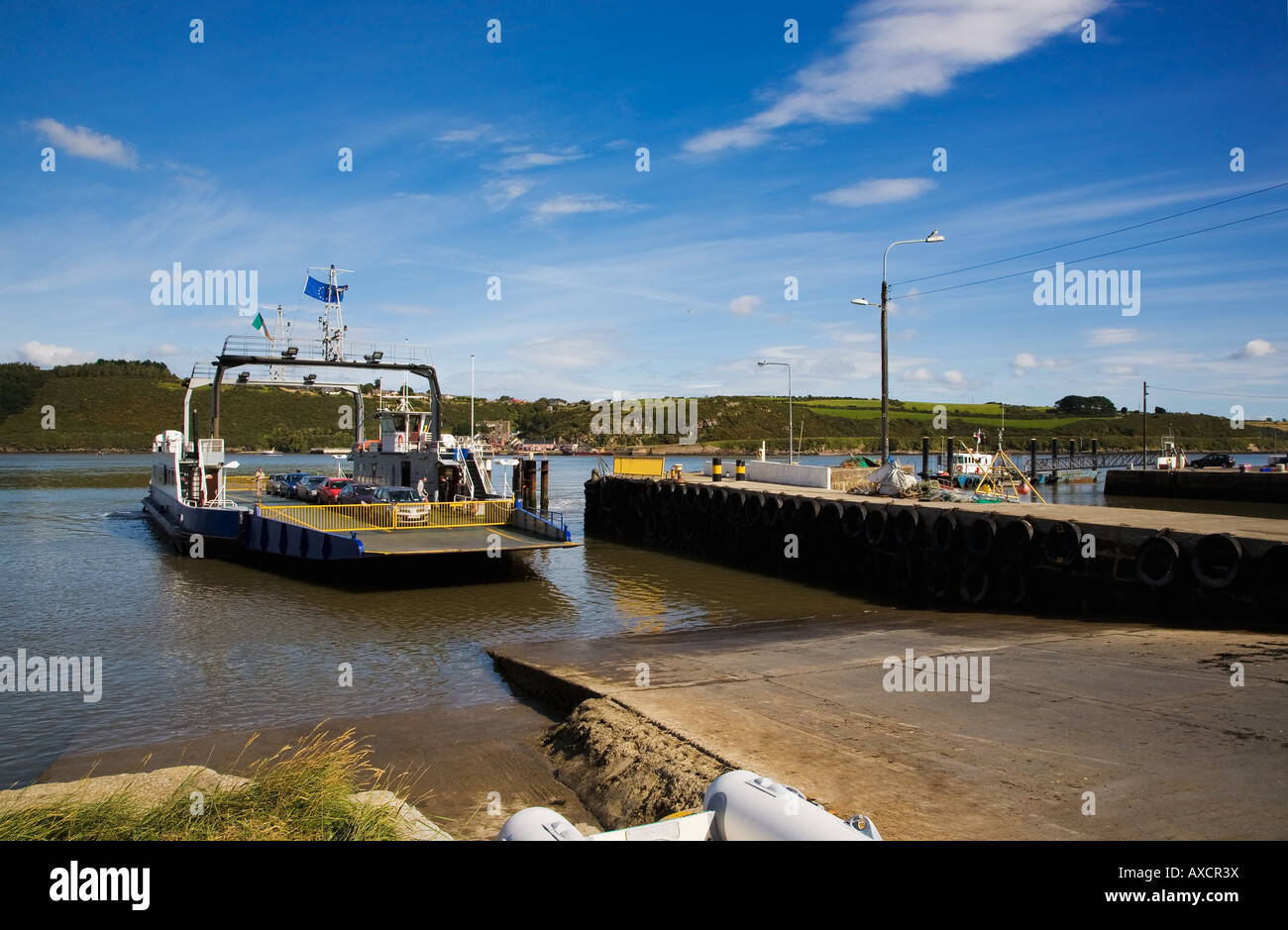 Kleine Autofähre überqueren Waterford Harbour von Ballhack im County Wexford, nähert sich Passage East, Grafschaft Waterford, Irland Stockfoto