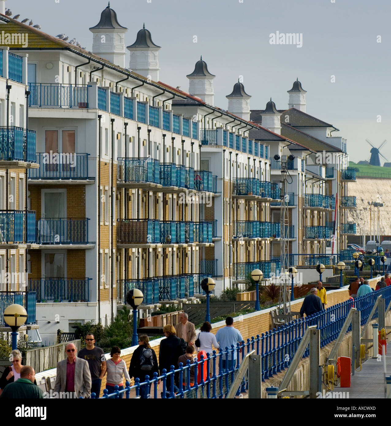 Moderne Wohnungen mit Blick auf den Hafen am Yachthafen von Brighton an der Sussex-Küste, Großbritannien. Bild von Jim Holden. Stockfoto