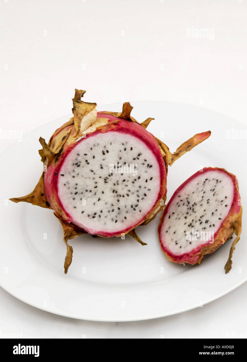 eine in Scheiben geschnittene Drachenfrucht auf einem weißen Teller Stockfoto