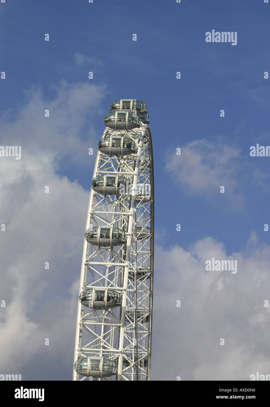 London Eye vor einem blauen bewölkten Himmel Stockfoto