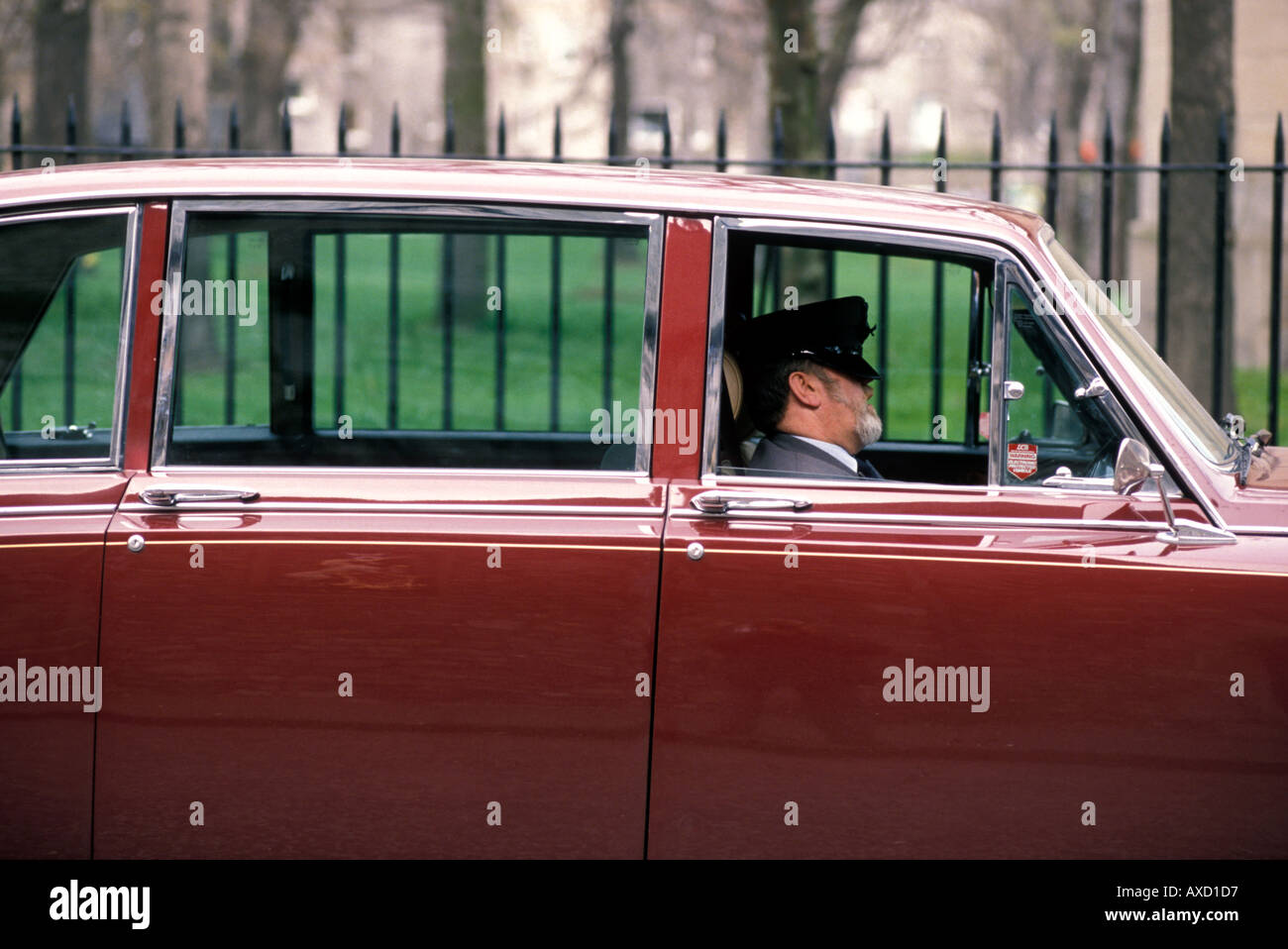 Europa-Schottland-Edinburgh schläft ein Chauffeur in einem Rolls Royce während des Wartens auf seinen Passagier von einem Edinburgh park Stockfoto