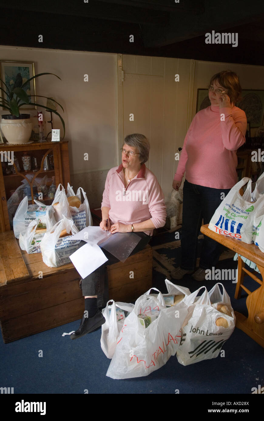 Biddenden Dole Kent UK 2008. Altes Bauernhaus. Ostermontag Chulkhurst Charity-Essenspakete, die jährlich an die Armen des Dorfes verteilt werden. Stockfoto
