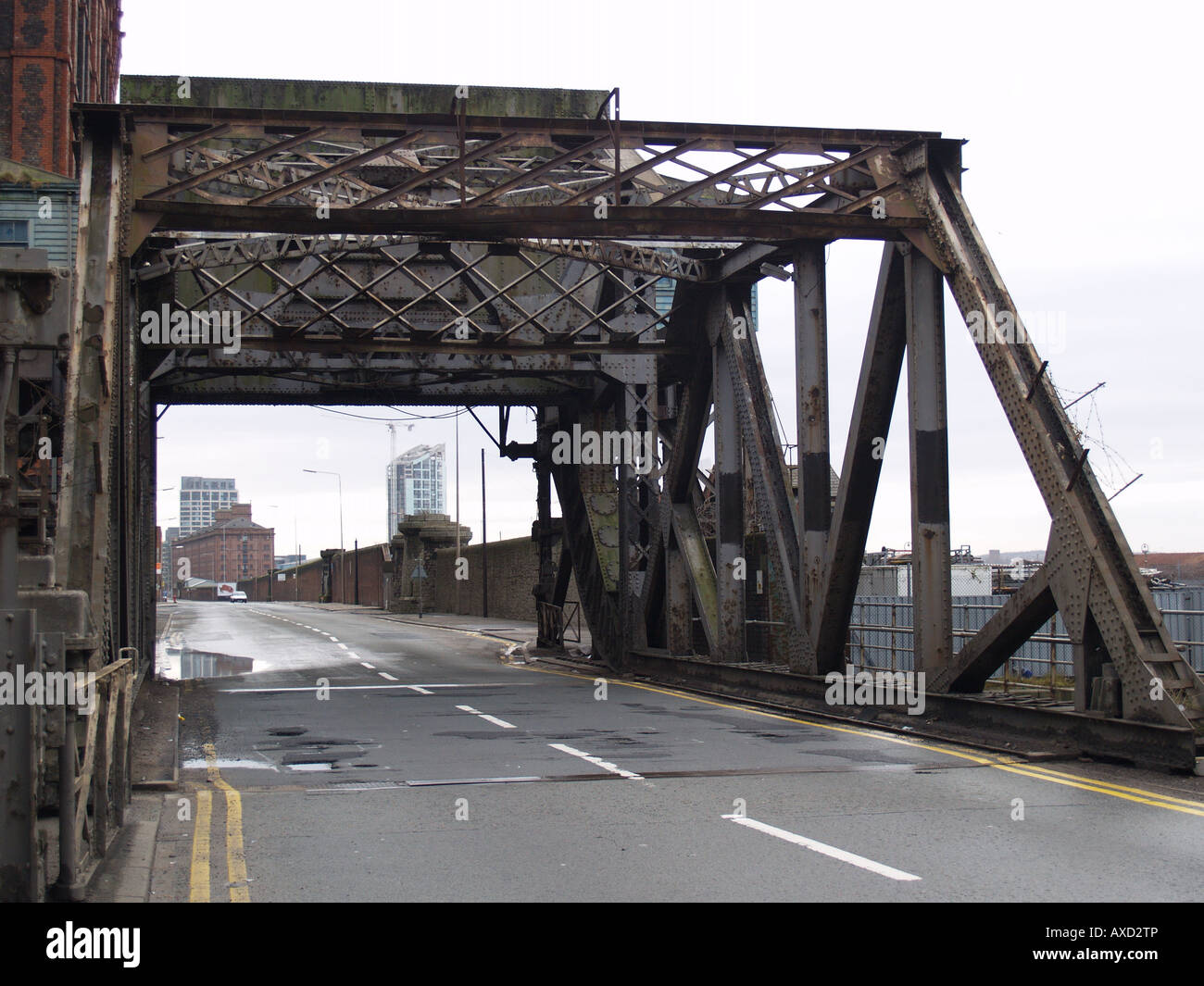 Truss Aufzug Brücke Straße dockt Metallrahmen Struktur europäische Stadt der Kultur 2008 Liverpool Merseyside england Stockfoto