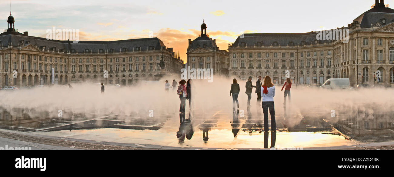 Place De La Bourse. Der Brunnen Miroir d ' eau, wodurch Reflexionen. Menschen spielen im Nebel Nebel. Bordeaux Gironde, Frankreich Stockfoto