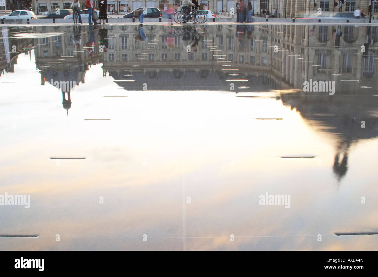 Place De La Bourse. Der neue Brunnen Miroir d ' eau, Wasser-Spiegel, so dass Reflexionen. Bordeaux Stadt, Aquitanien, Gironde, Frankreich Stockfoto