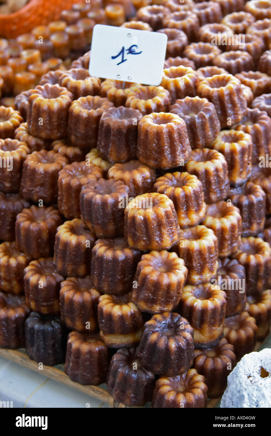 Auf einem Flohmarkt. Caneles Kuchen. Bordeaux Stadt, Aquitanien, Gironde, Frankreich Stockfoto