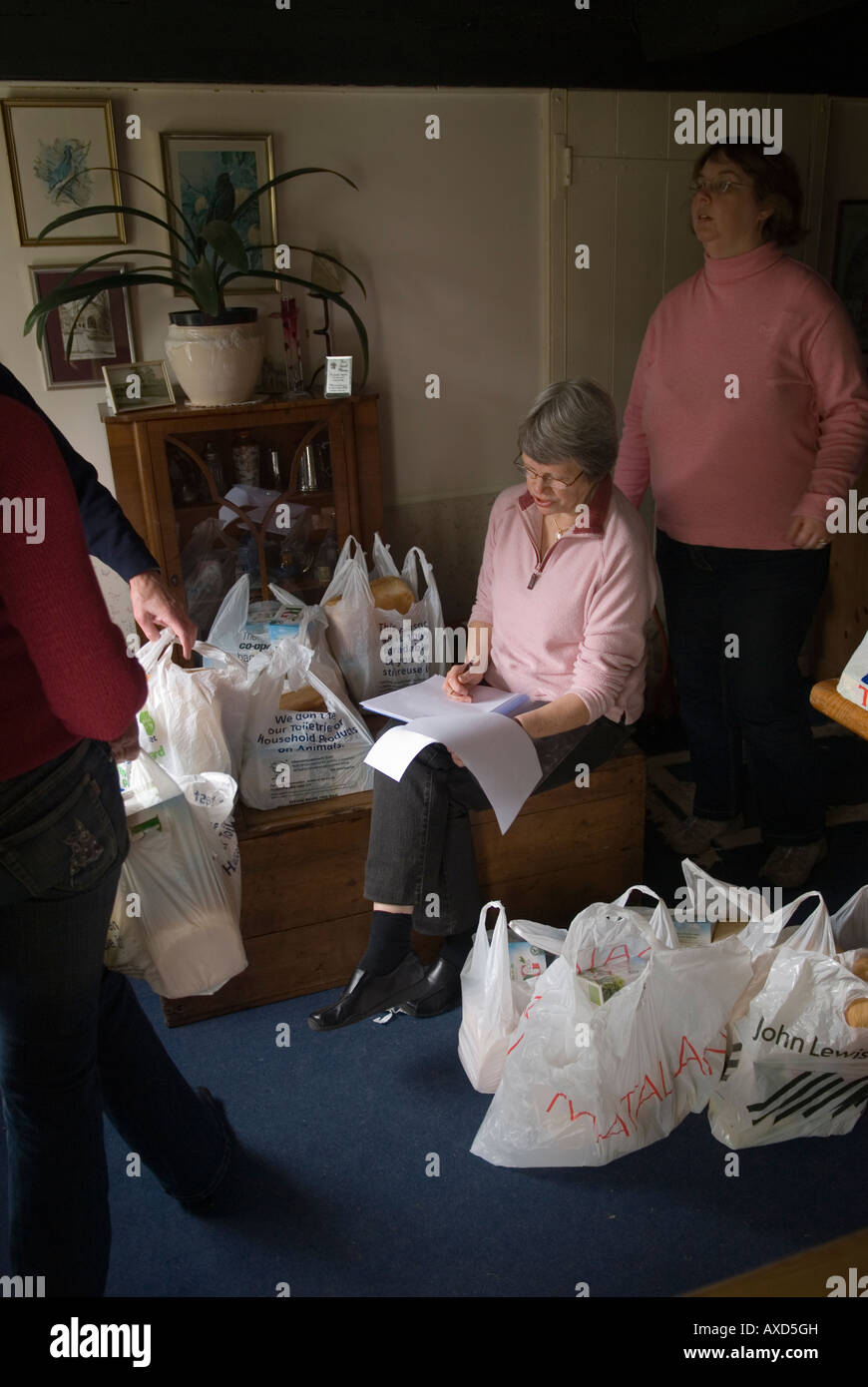 Biddenden Dole Kent UK 2008 Ostermontag. Chulkhurst Charity Food-Pakete werden jährlich an die Armen des Dorfes verteilt. 2000er Jahre HOMER SYKES Stockfoto