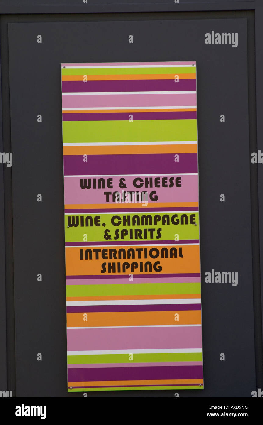 Wein-Shop. Modern, JL Thunevin, Zeichen für Käse und Weinverkostung und internationalen Versand. Saint Emilion Bordeaux Frankreich Stockfoto