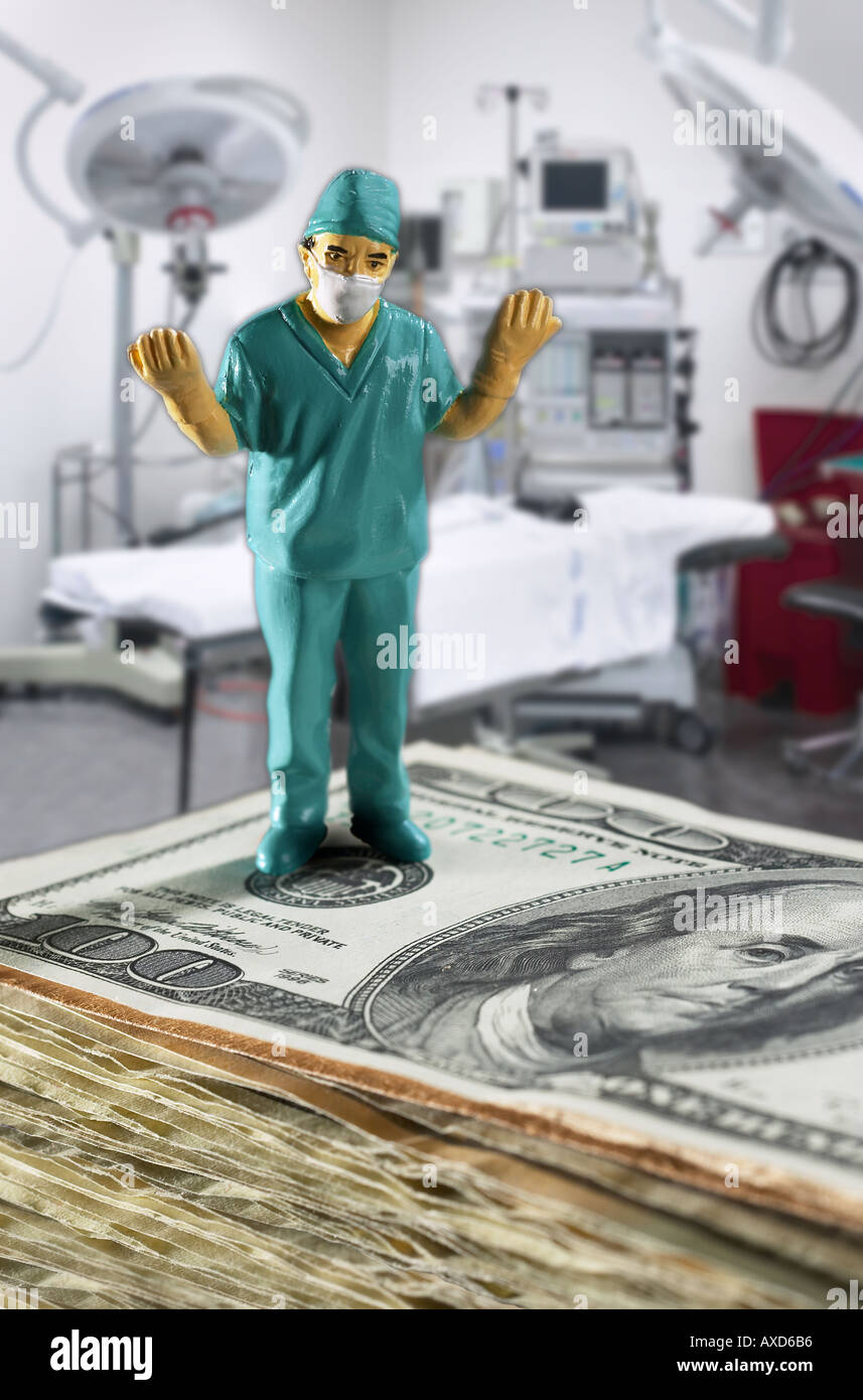 Chirurg und Geld hohe Kosten für medizinische Versorgung Gesundheit Kosten Operation OP-Saal Stockfoto