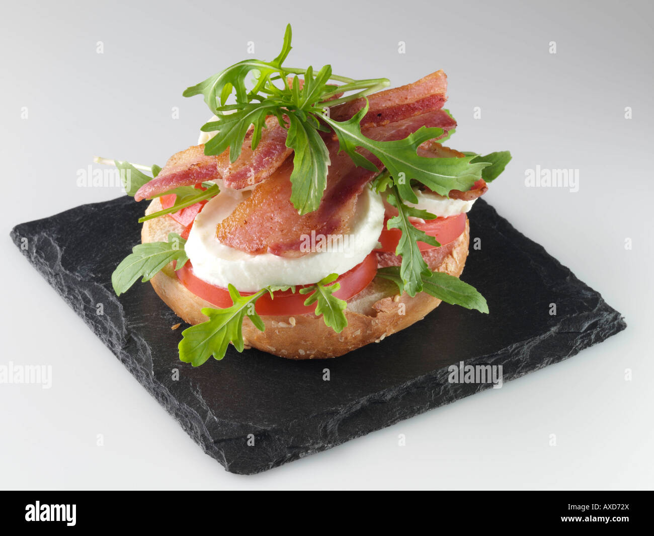 Italienischer Bagel-Mozzarella-Speck-Tomate Stockfotografie - Alamy
