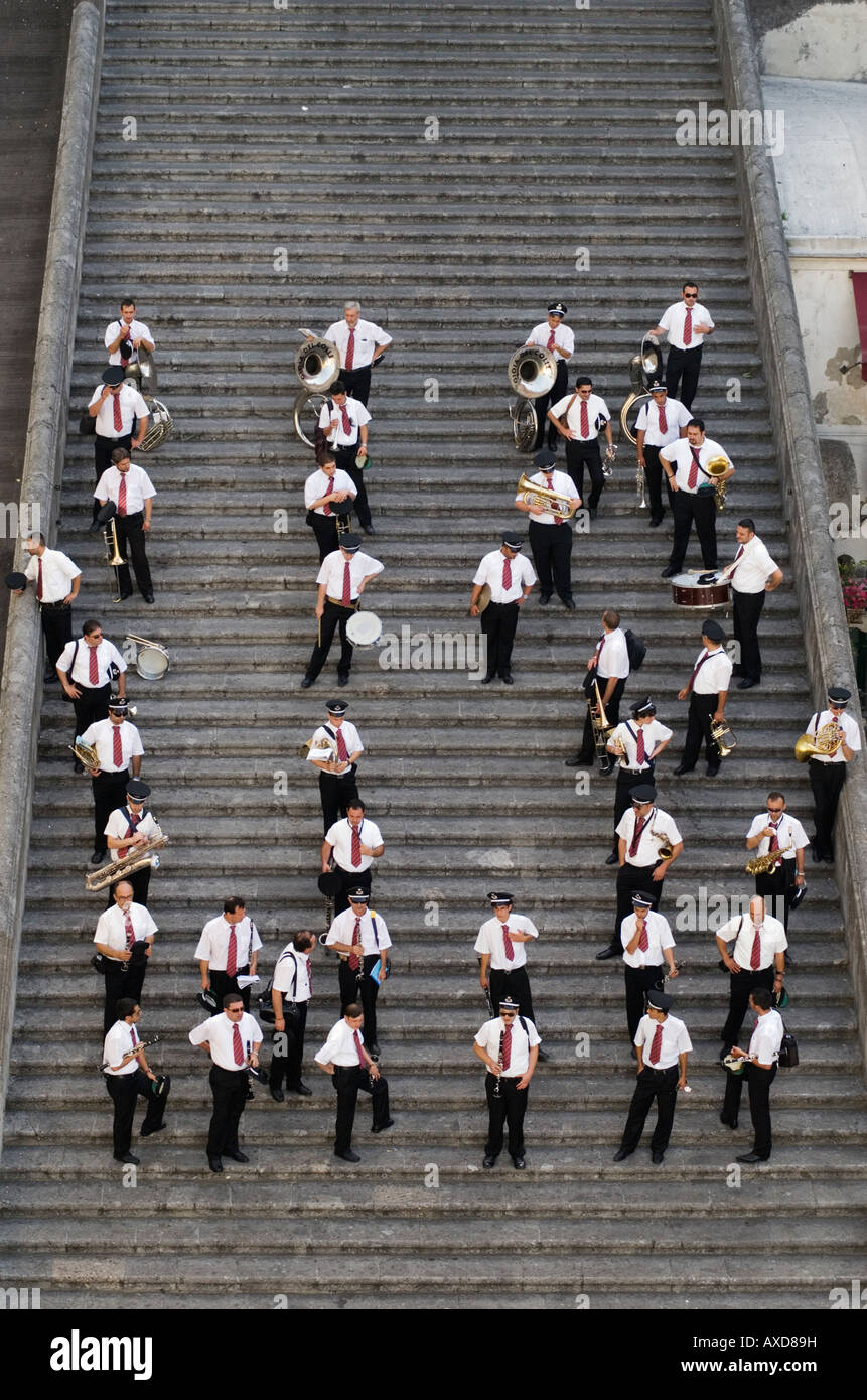 Im Einklang Get-A Brass Band in Unordnung auf den Stufen der Kathedrale Sant'Andrea in Amalfi, Kampanien, Italien Stockfoto