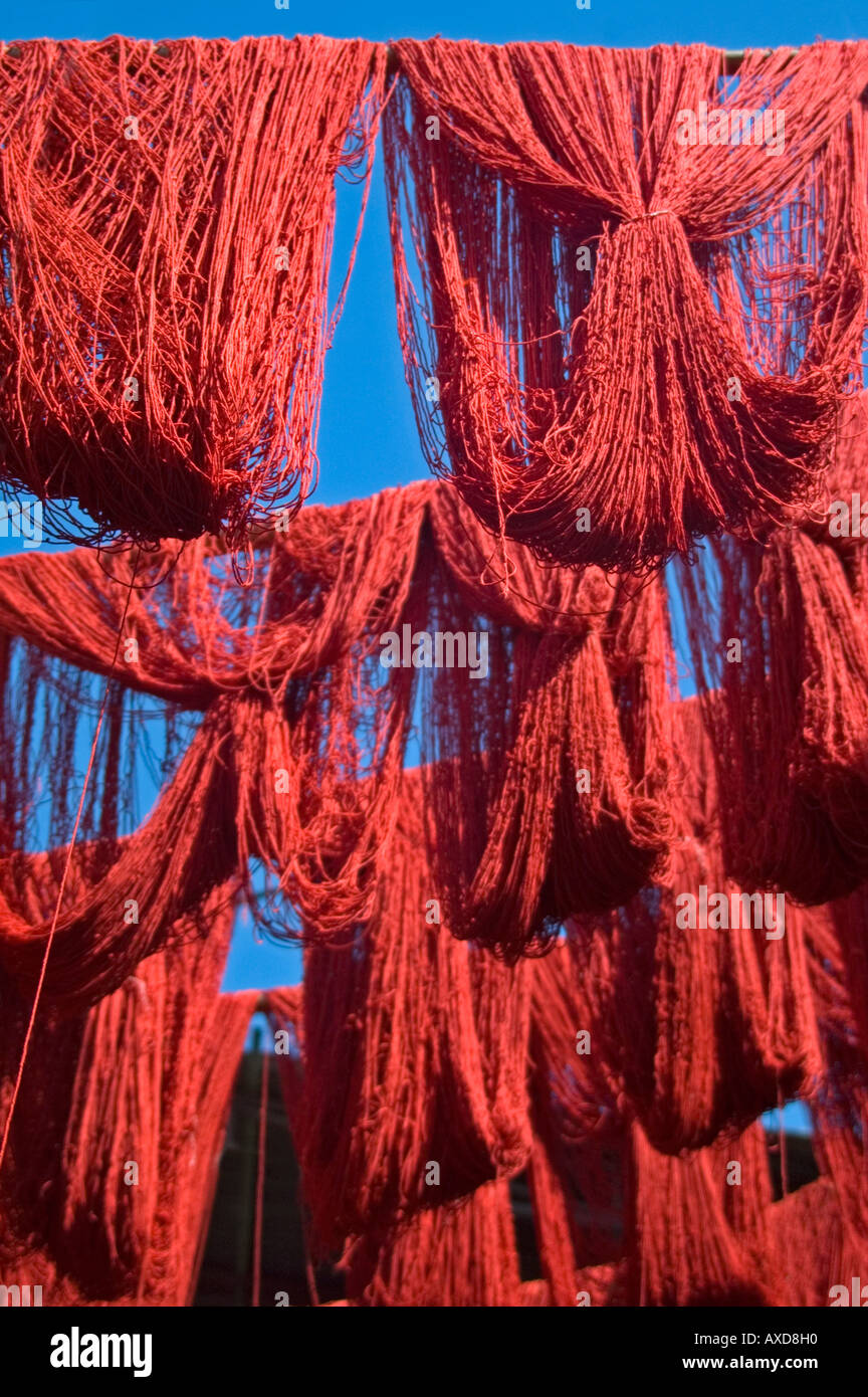 Vertikal nah gefärbt bis der Knäuel von leuchtend roter Wolle frisch, hängen zum Trocknen in die Färber-Souk in Marrakesch. Stockfoto