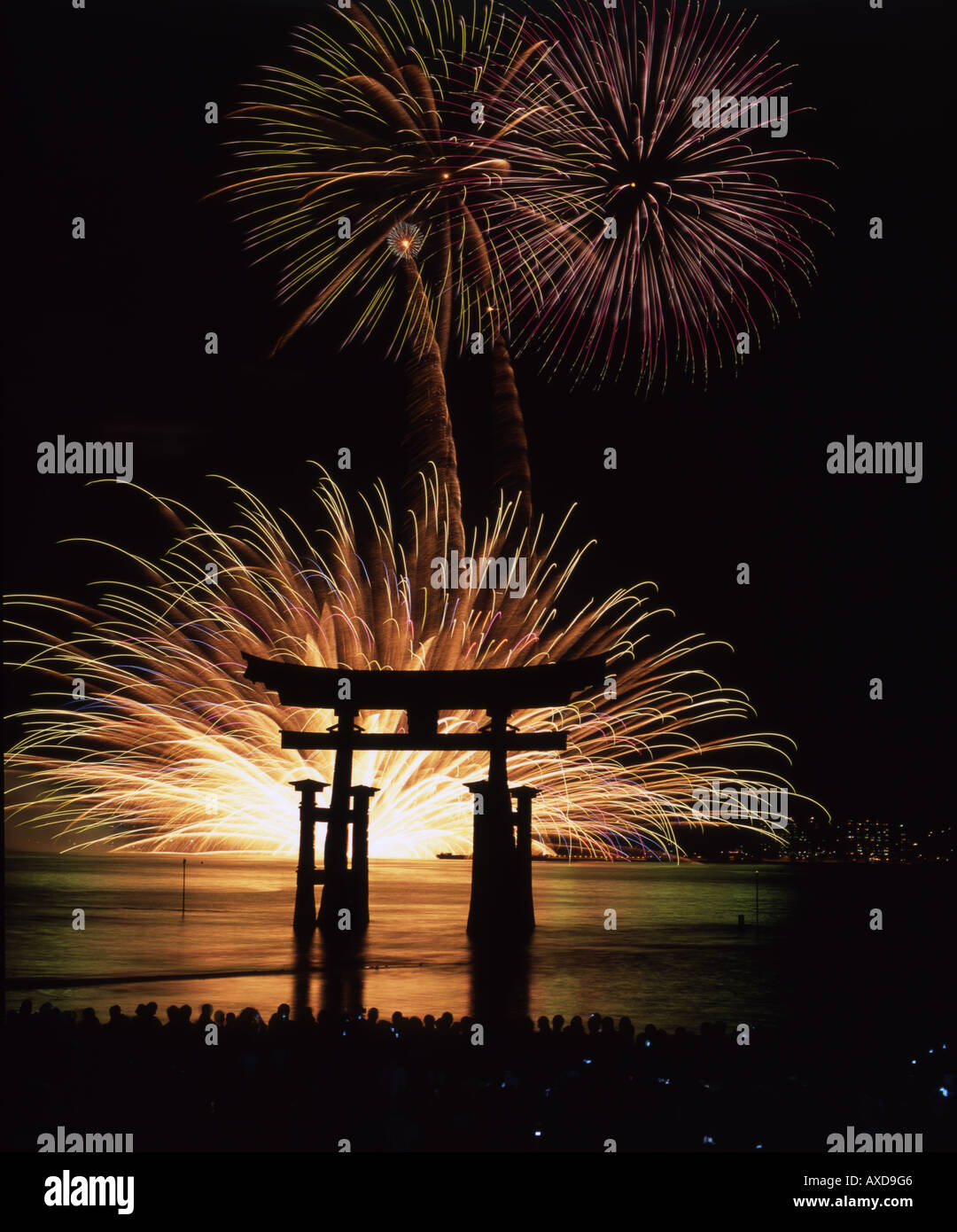 Feuerwerk-Festival. Das floating Gate der Torii am Itsukushima-Schrein, Insel Miyajima, Präfektur Hiroshima, Japan. Stockfoto