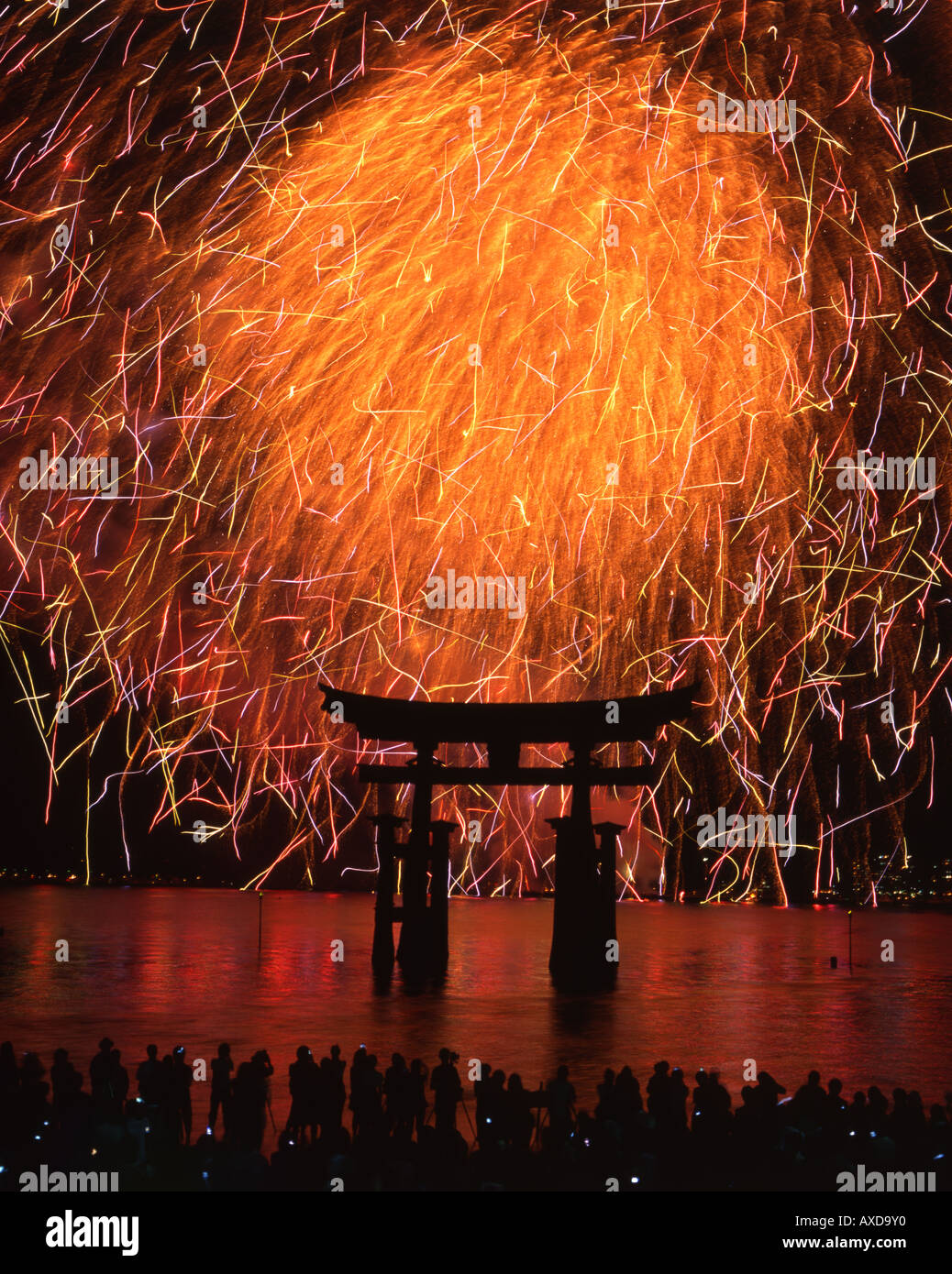 Feuerwerk-Festival. Das floating Gate der Torii am Itsukushima-Schrein, Insel Miyajima, Präfektur Hiroshima, Japan. Stockfoto