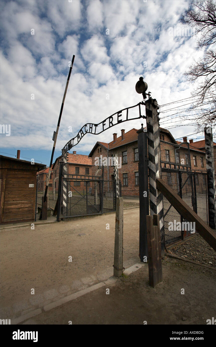 Polens ehemaliger deutscher Nazi Konzentration Lager Auscwhitz ich Tor Eingang am polnischen staatliches Museum Auschwitz Auschwitz Birkenau Stockfoto