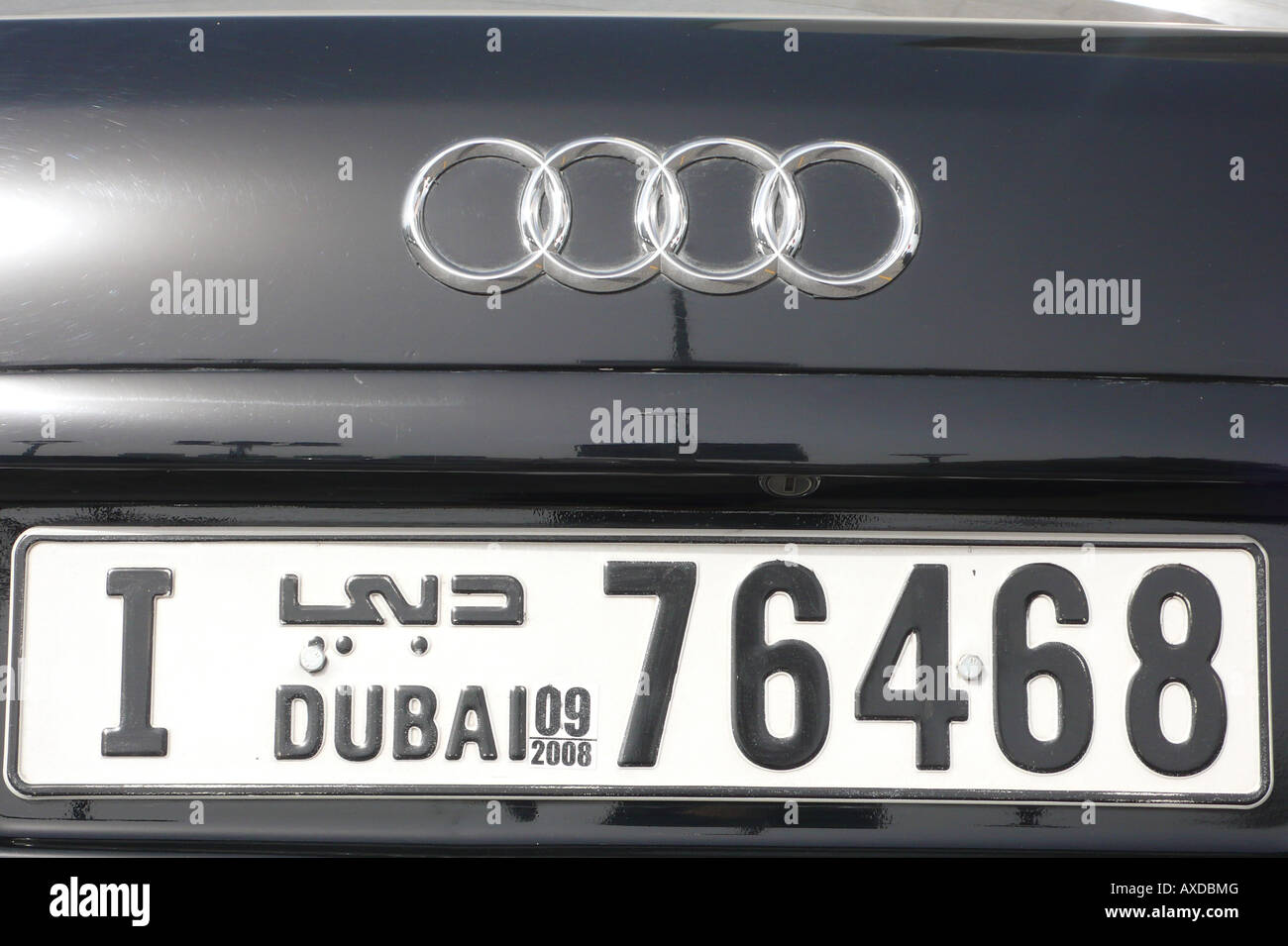 Ein Dubaier Kennzeichen auf einem schwarzen Audi gesehen in Abu Dhabi, VAE. Dubai ist in Arabisch und Englisch geschrieben. Stockfoto