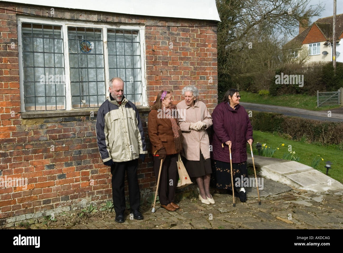 Biddenden Dole Kent UK 2008 Ostermontag. Chulkhurst Charity Food-Pakete werden jährlich an die Armen des Dorfes verteilt. 2000er Jahre HOMER SYKES Stockfoto