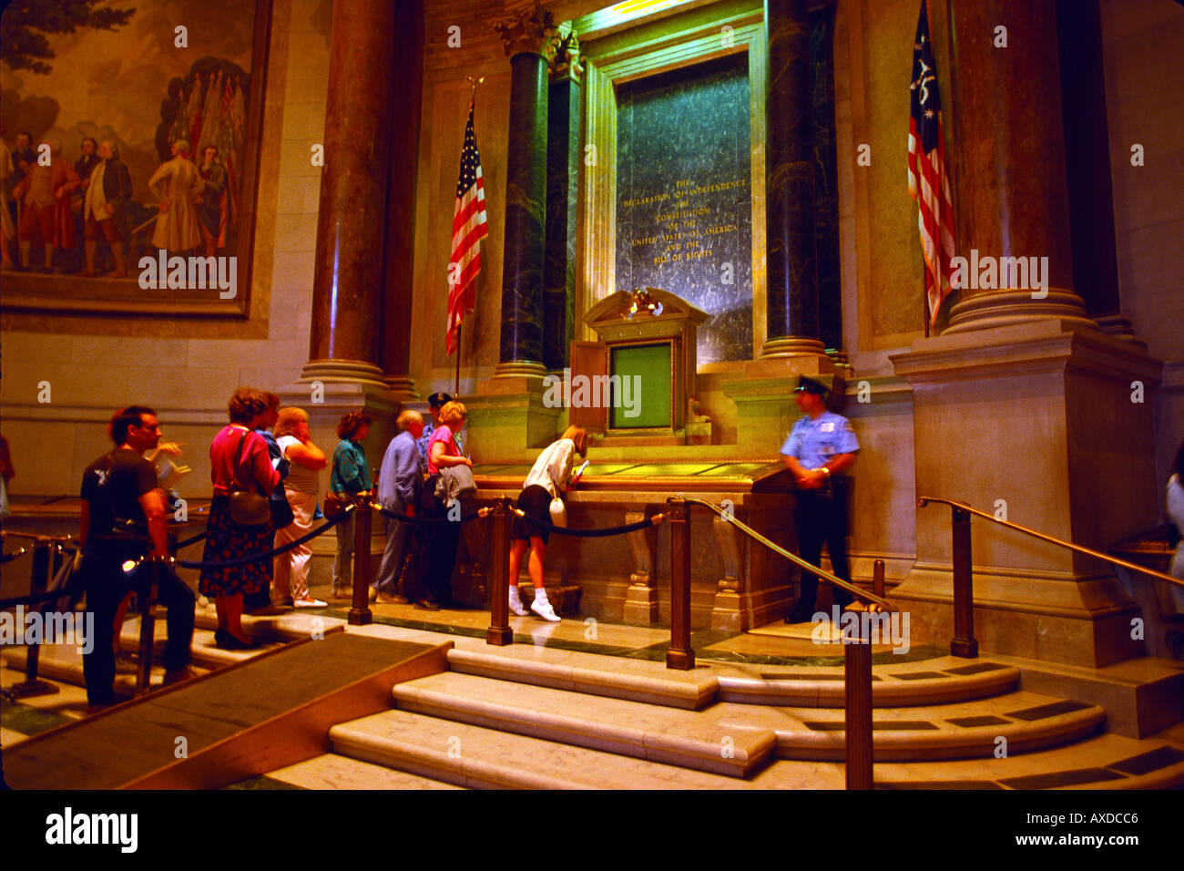 Leute in der Schlange die Unabhängigkeitserklärung und die US-Verfassung in den National Archives in Washington, D.C. Gebäude anzeigen Stockfoto
