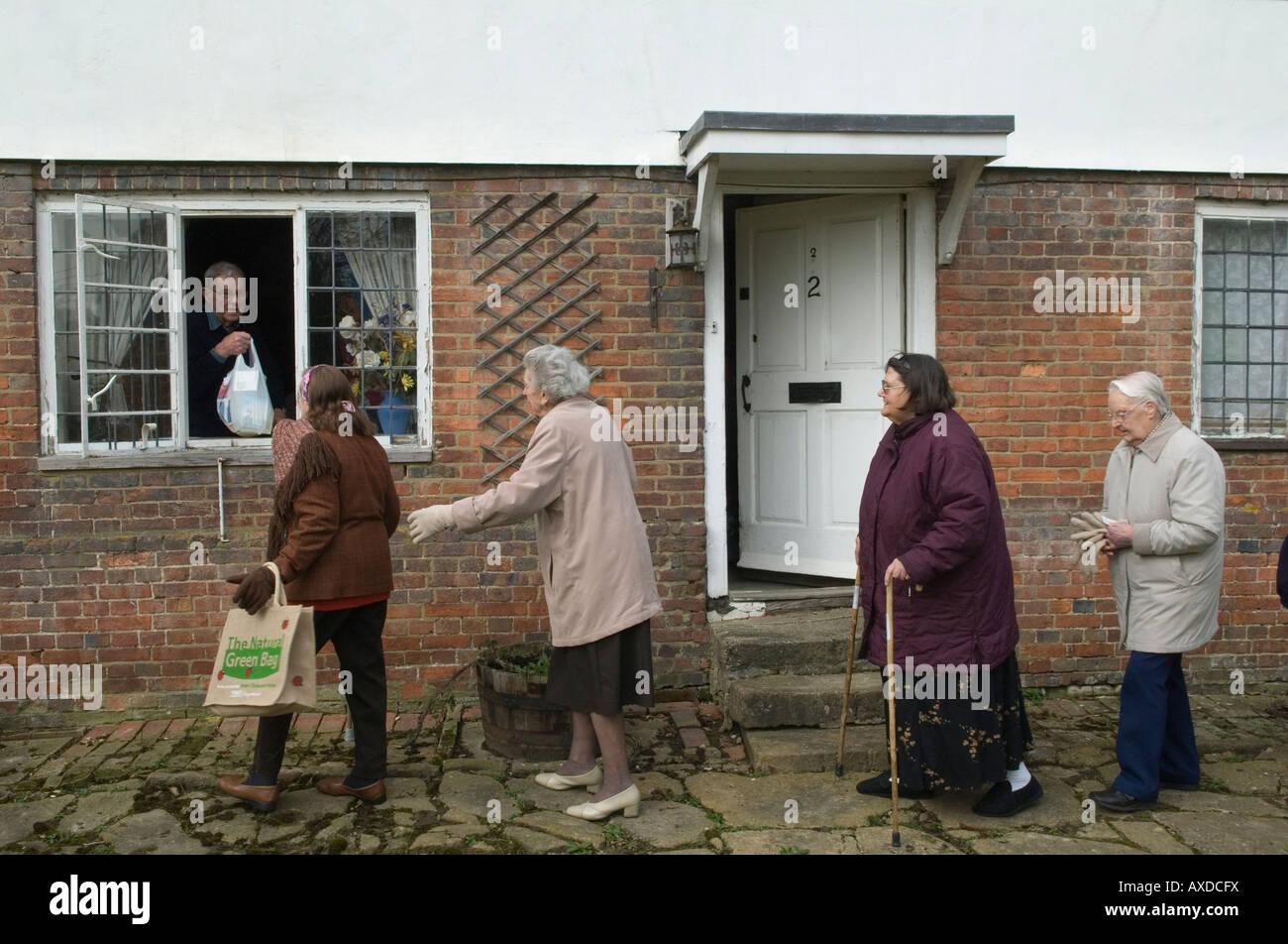 Old Workhouse Biddenden Dole Kent UK 2008 Ostermontag. Chulkhurst Charity Food-Pakete werden jährlich an die Armen des Dorfes verteilt. 2000er Jahre Stockfoto