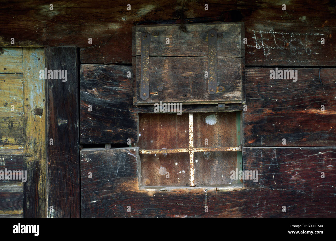 Teil der Holzwand auf altes Landhaus Stockfoto