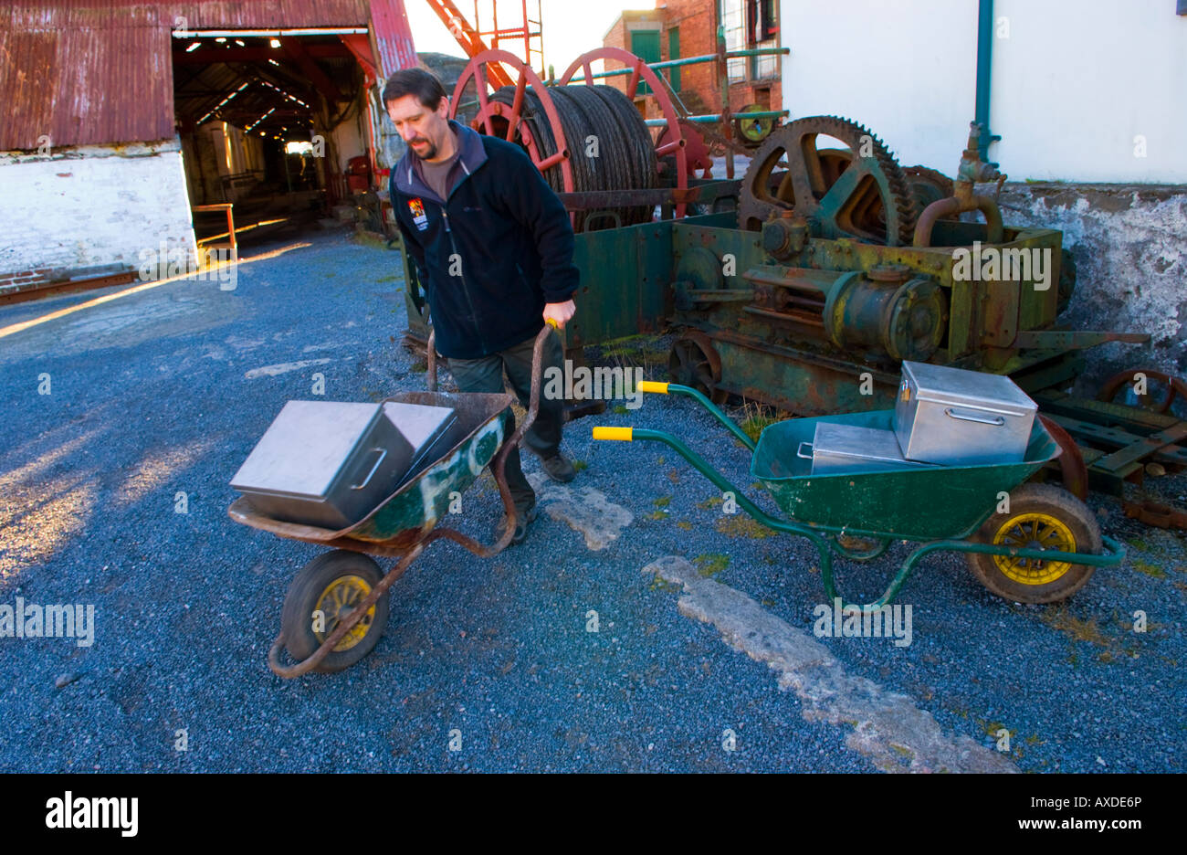 Ergriffen, um die Grube unten Big Pit National Mining Museum Blaenavon Torfaen South Wales UK EU Reifen Cheddar-Käse Stockfoto Ergriffen, um die Grube unten Big Pit National Mining Museum Blaenavon Torfaen South Wales UK EU Reifen Cheddar-Käse Stockfoto