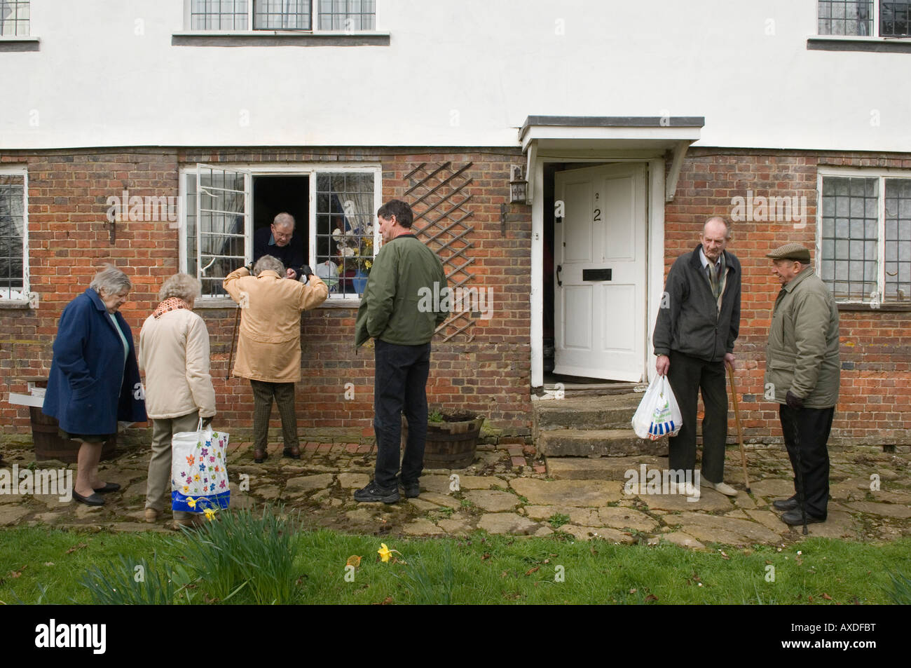 Ostermontag. Chulkhurst Charity Food-Pakete werden jährlich an die Armen des Dorfes verteilt. Alte Bauernhäuser. Biddenden Dole Kent 2000s UK Stockfoto