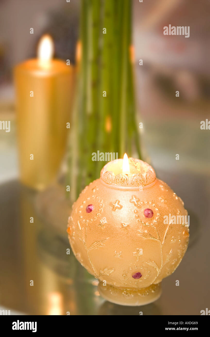 Runde Kerze am Tisch dekoriert Stockfoto