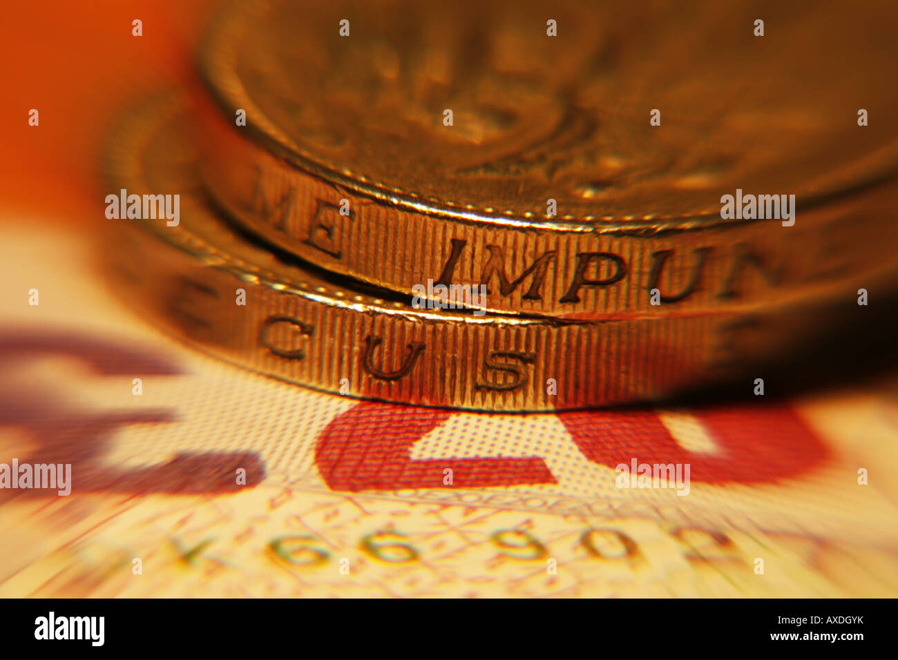 Pfund-Münzen und zwanzig Pfund-Note Stockfoto
