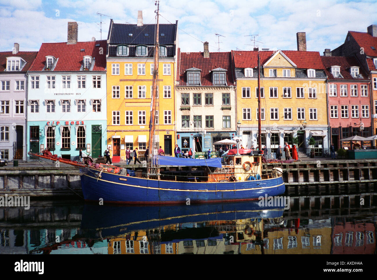 Blaue Holzschiff Nyhavn Kanal Kopenhagen Dänemark Stockfoto
