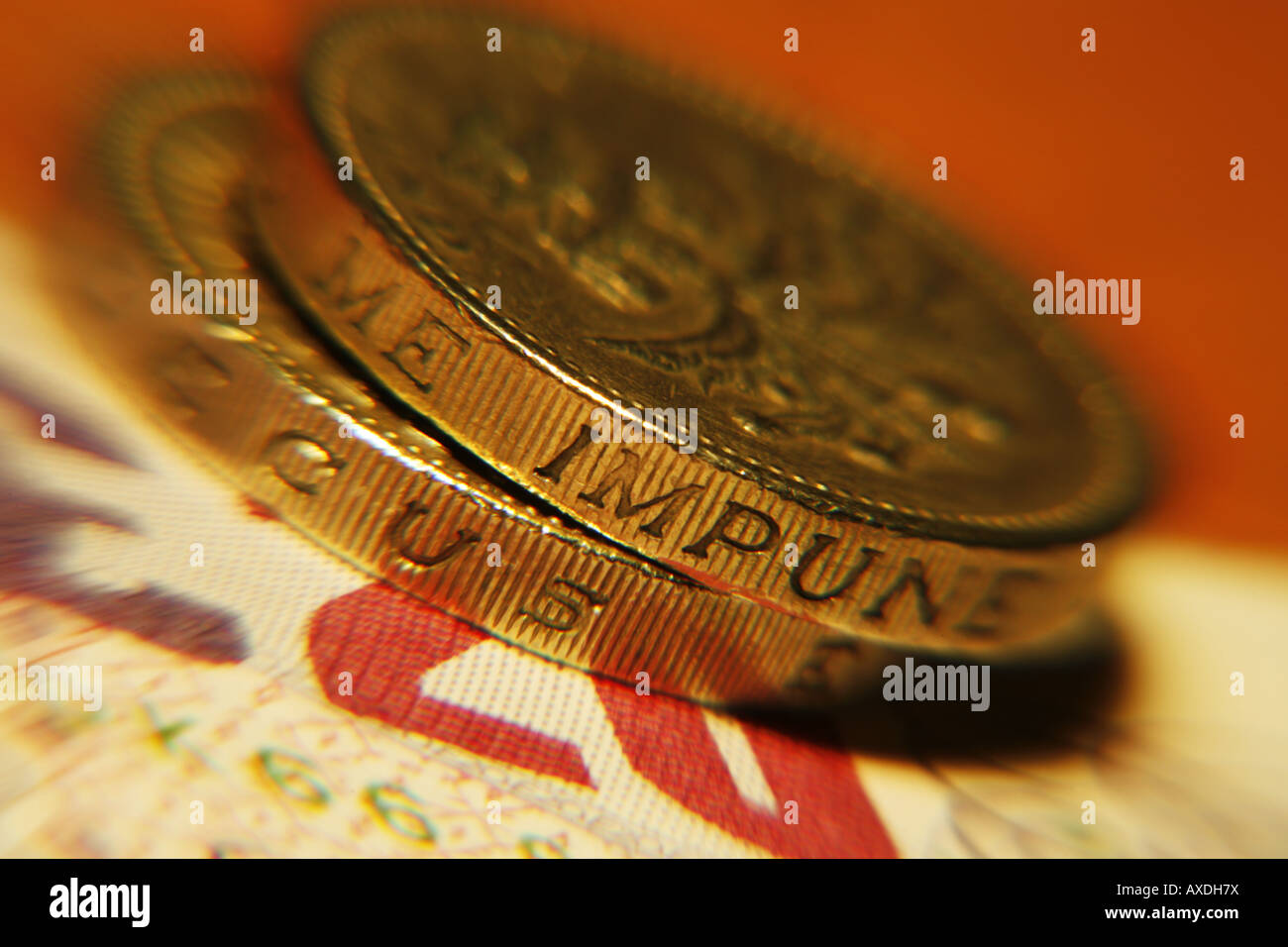 Pfund-Münzen und zwanzig Pfund-Note Stockfoto