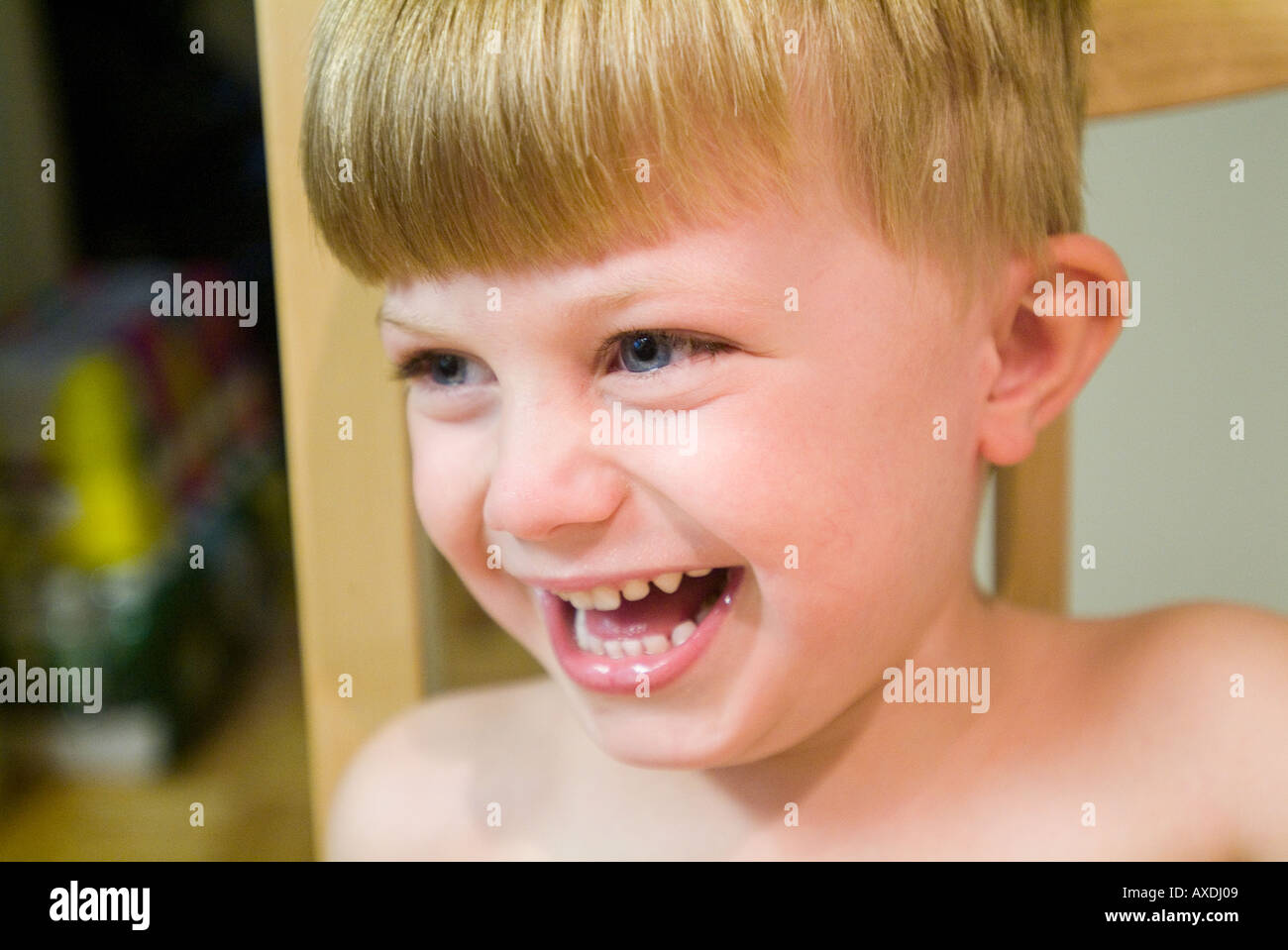 Kleiner Junge lachend mit natürlichen Lächeln und lachen. Kinder lachen. Stockfoto