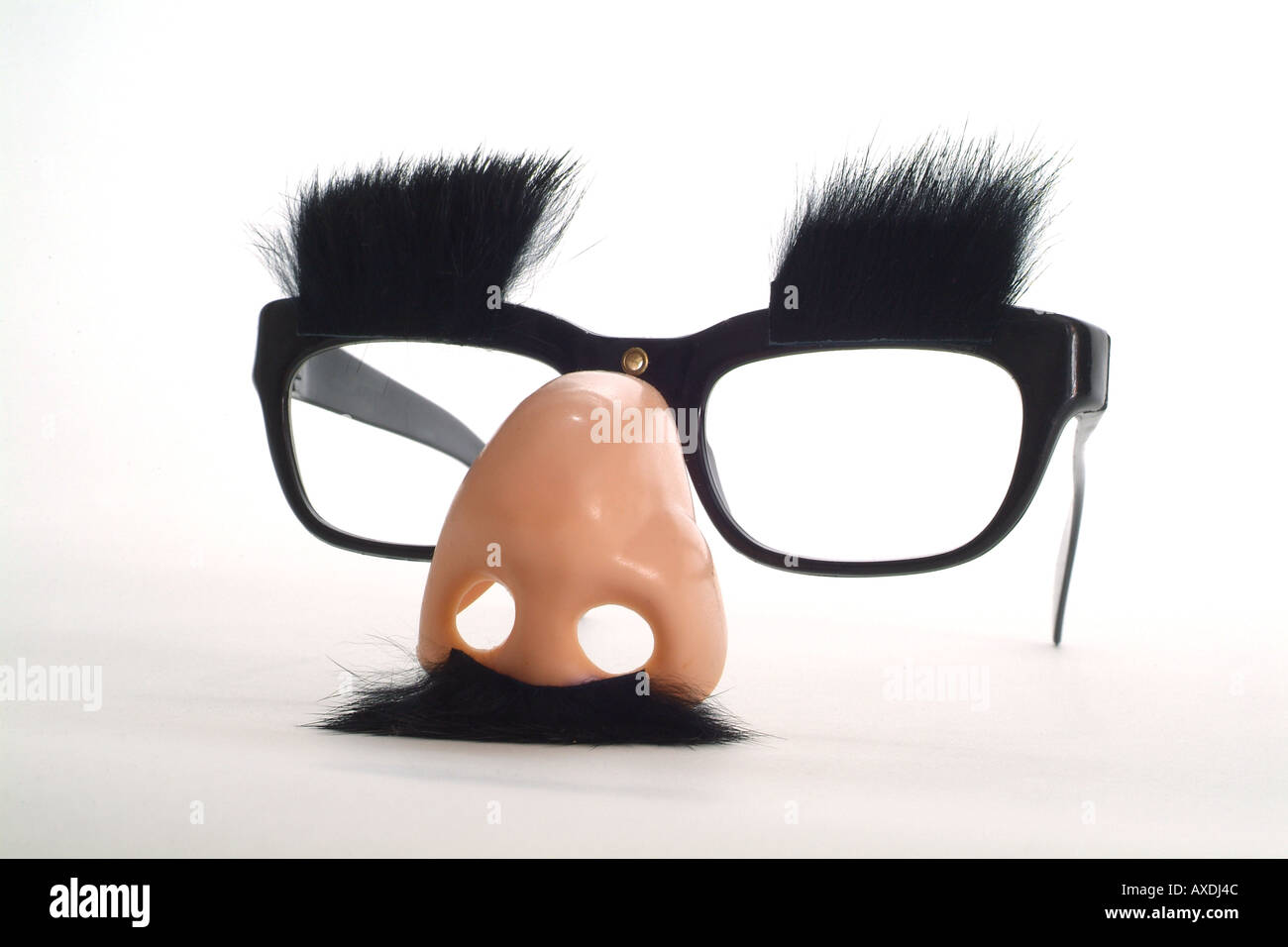 Humor Konzept Gläser mit Schnurrbart und Augenbrauen auf weißem Hintergrund. Groucho Marx Stil Brille. Verkleidung und lustige Kostüm. Stockfoto