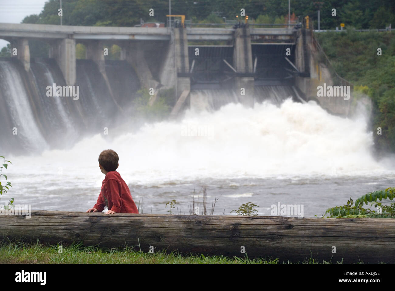 Stock Foto eines jungen, der gerade eines überfluteten Damms. Schwere Regenfälle verursacht massiven Überschwemmungen, öffnen dam Schleusen. Stockfoto