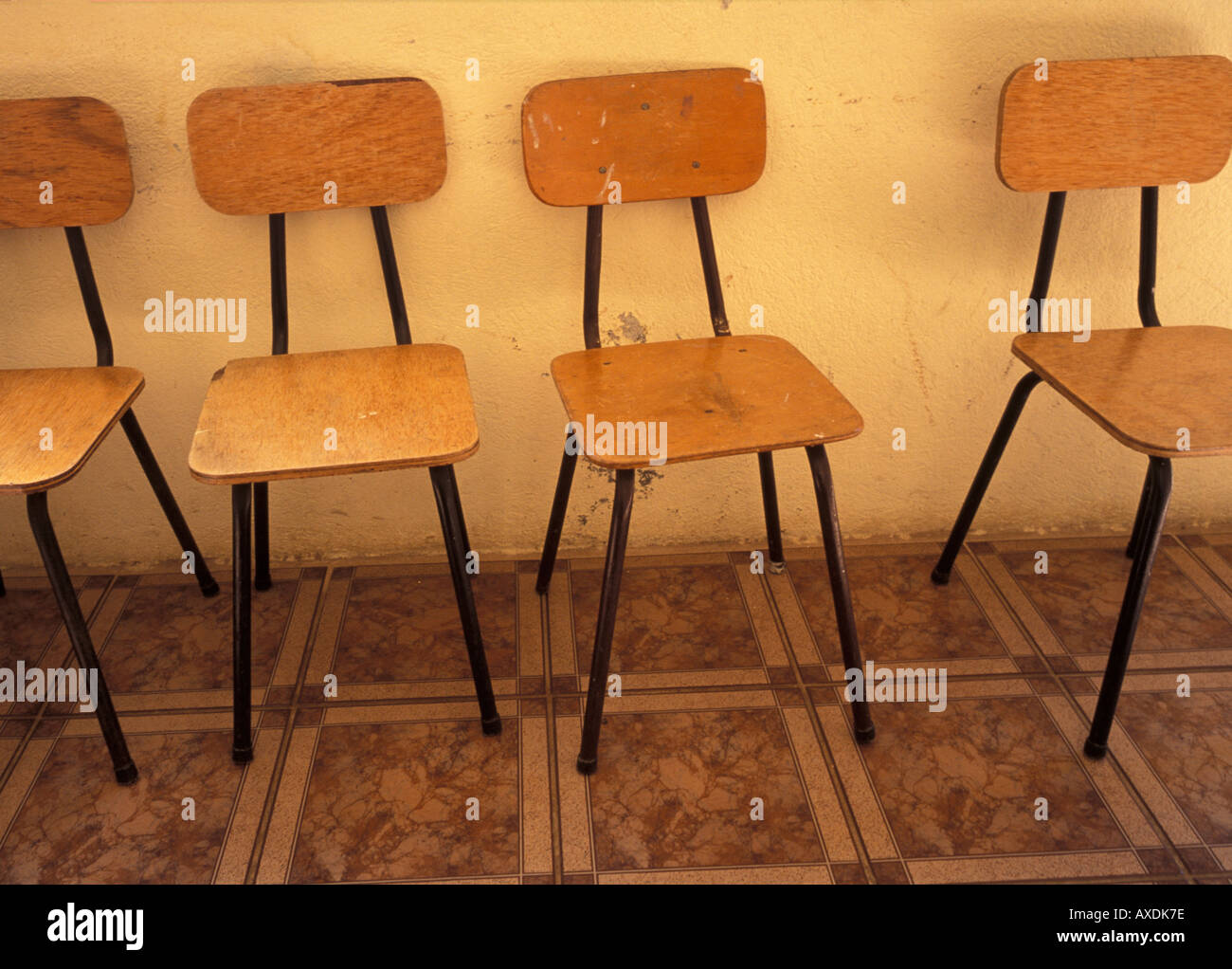 Vier leeren Stuhl sitzen in einer Reihe an eine Sonntagsschule in San Jose, Costa Rica. Stockfoto