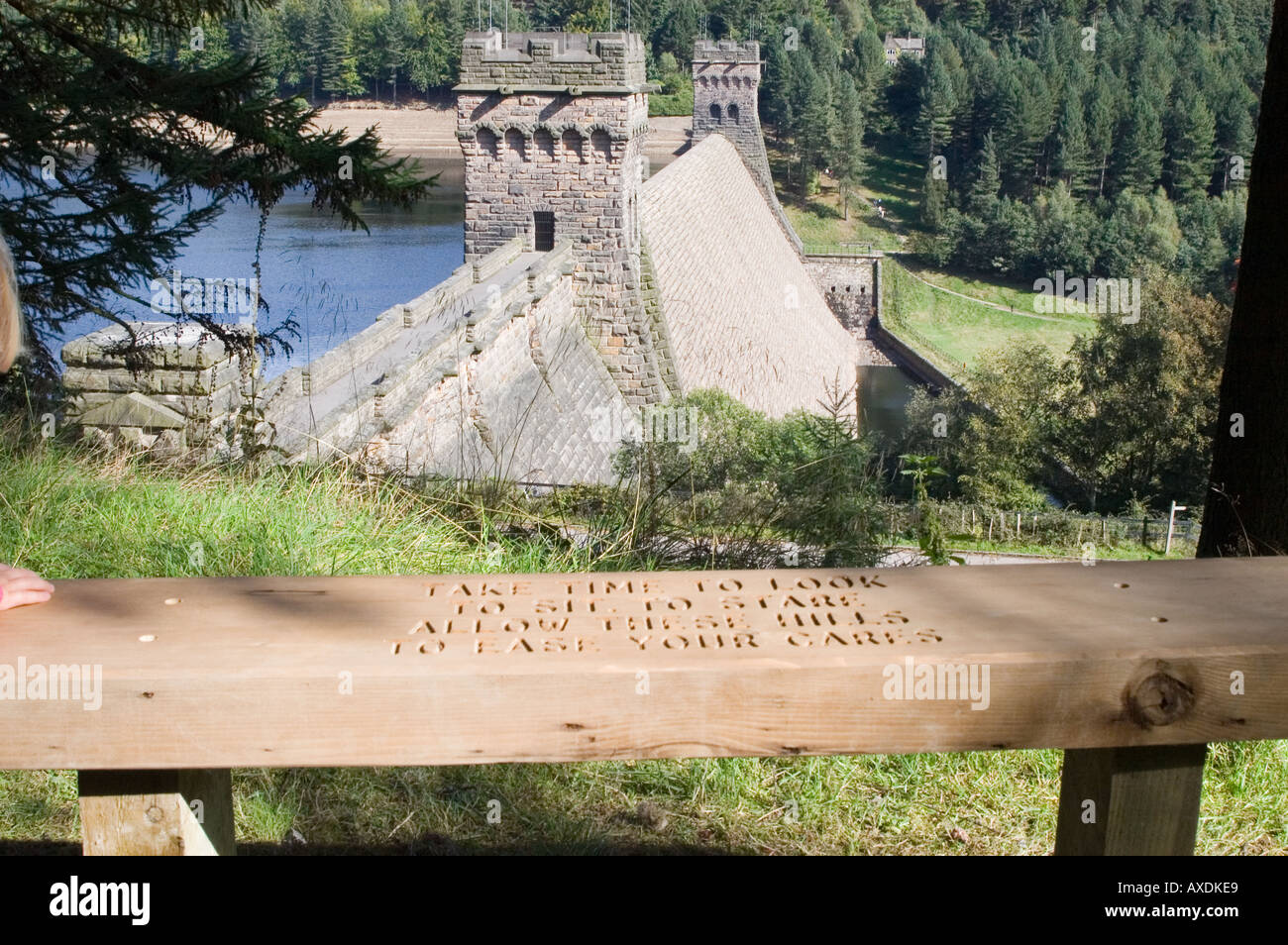 Sitzfläche mit Inschrift Derwent reservoir Stockfoto
