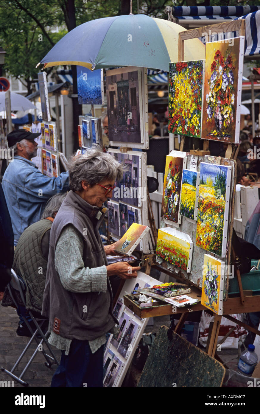 Maler und Gemälde zum Verkauf in die touristisch Place du Tertre in der Nähe von Sacre Coeur Paris Frankreich Stockfoto