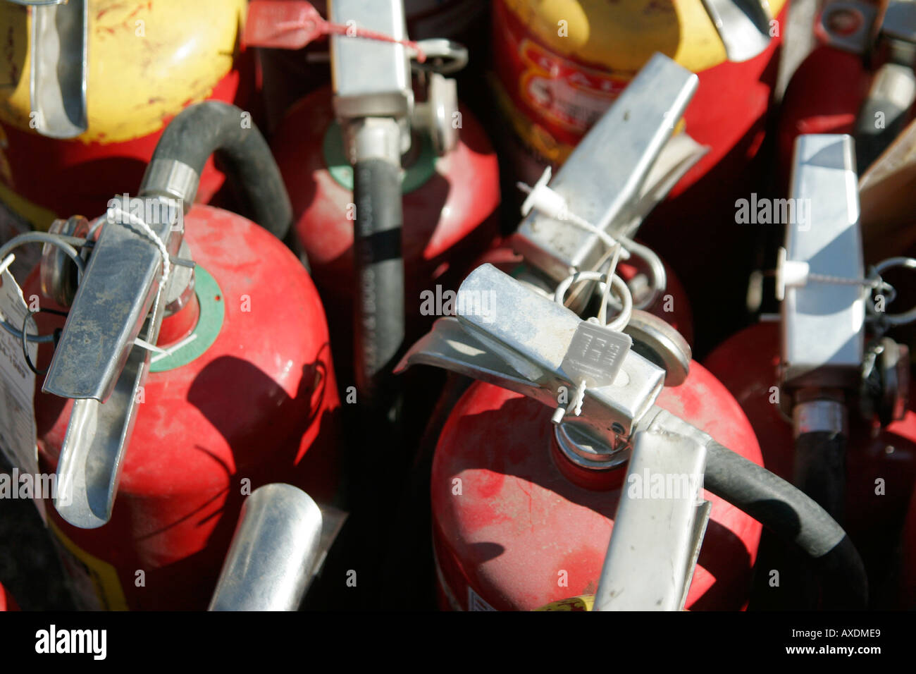 Feuerlöscher stehen in einer Gruppe Stockfoto