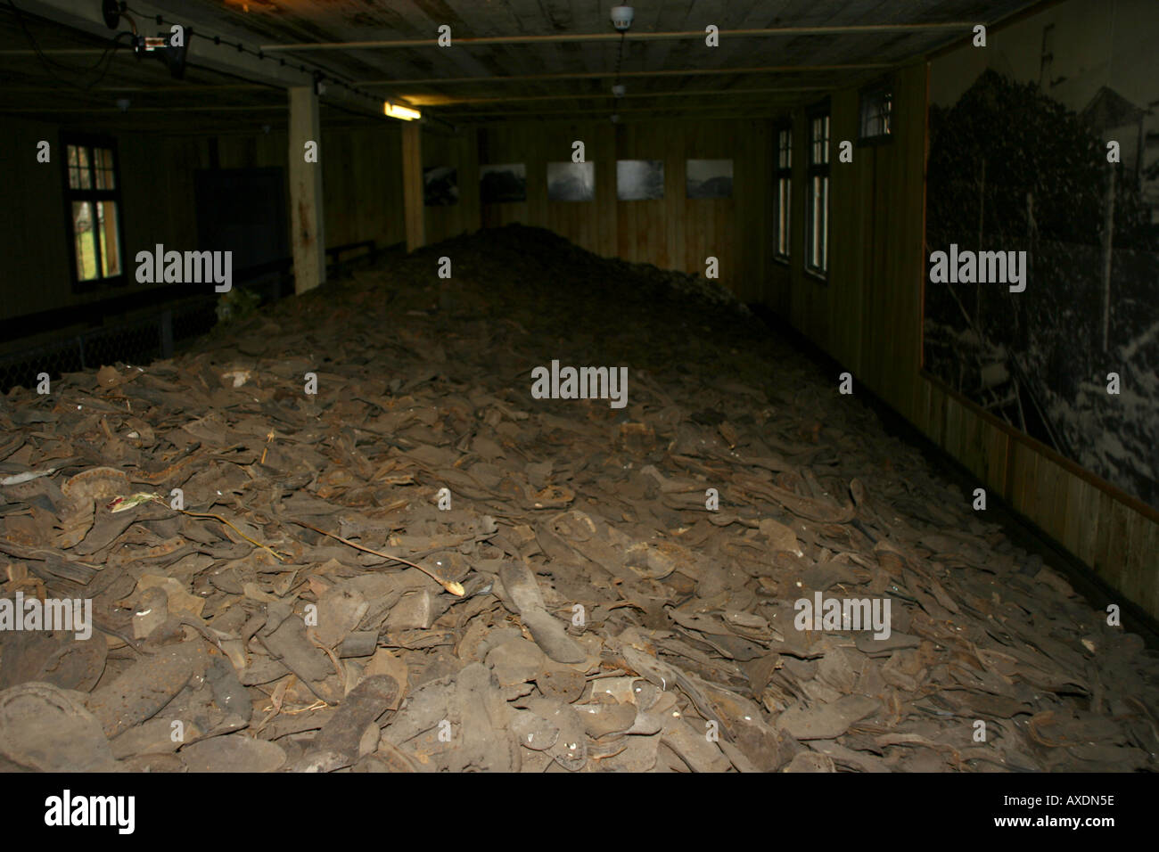 Haufen von Schuhen getragen von Häftlinge im KZ Stutthof Stockfoto