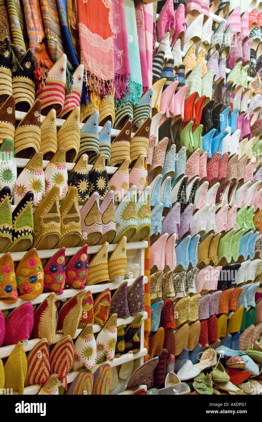 Eine Nahaufnahme des traditionellen "Baboosh" Pantoffeln auf dem Display in einem Geschäft im Bereich Souk von Marrakesch. Stockfoto