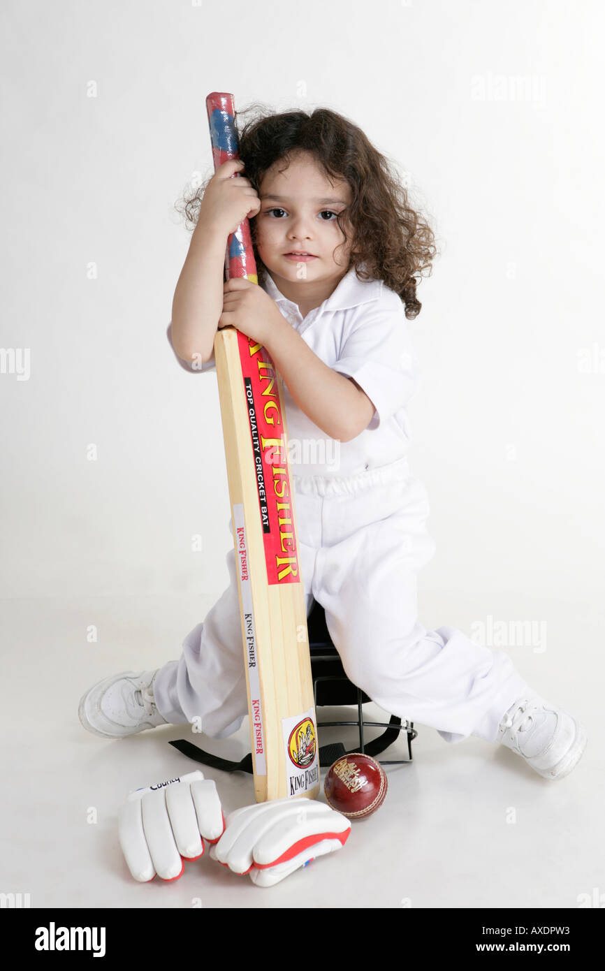 Portrait eines jungen Cricket Uniform trägt und hält eine Fledermaus Stockfoto