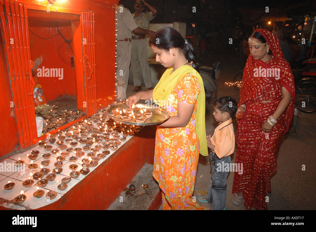 Hindu-Frauen im Tempel während Diwali, Jaipur Stockfoto