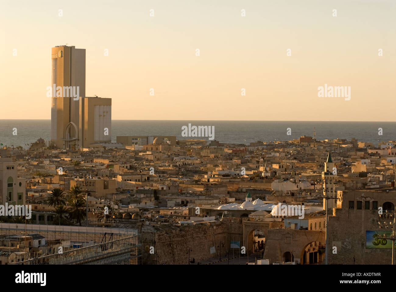 Gesamtansicht über die Stadt Tripoli zeigen das Corinthia Bab Aftrica Hotel (ganz links), Tripolis, Libyen, Nordafrika. Stockfoto