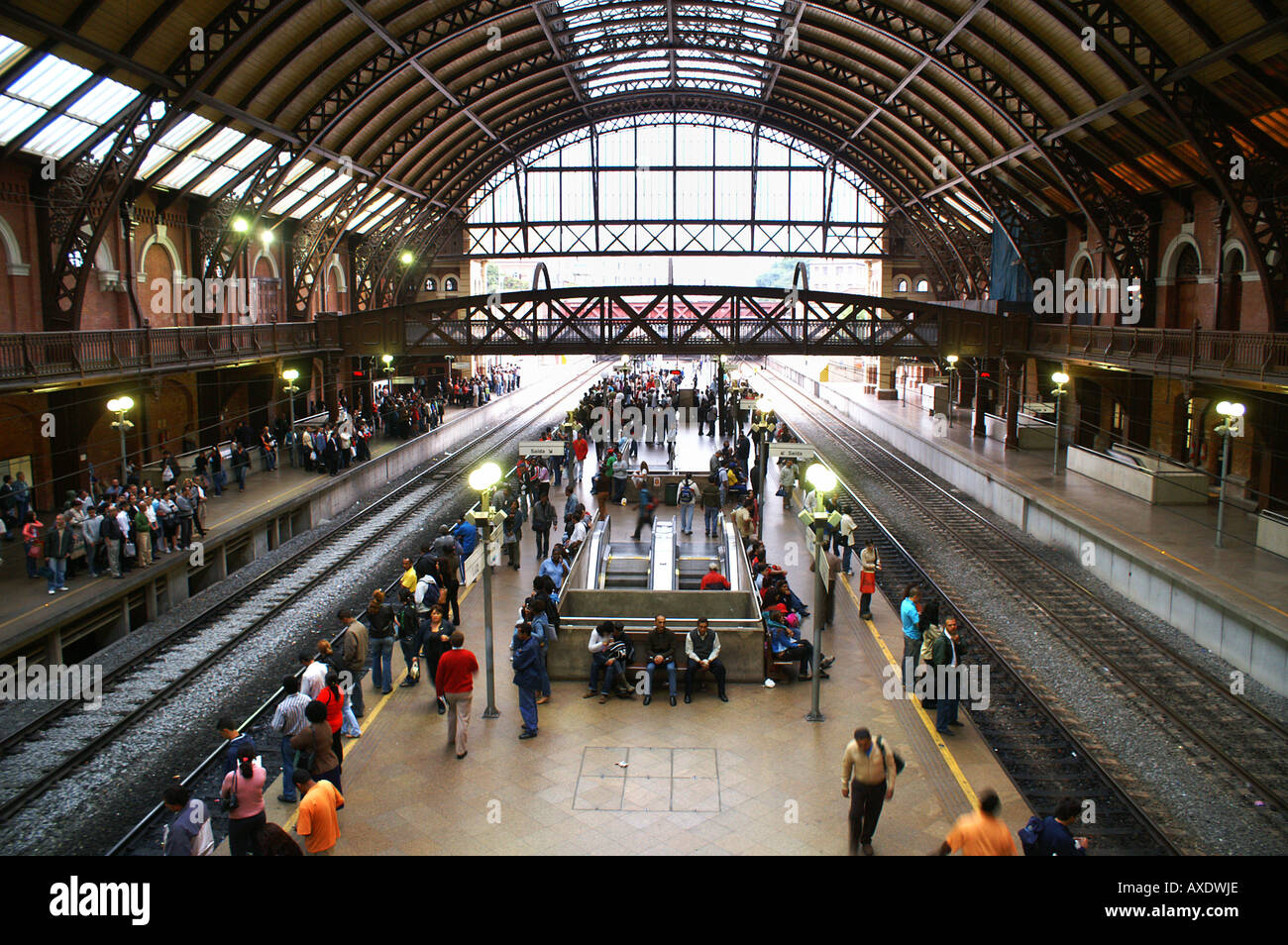 Plattform am Bahnhof "Estação da Luz" in São Paulo, Brasilien Stockfoto