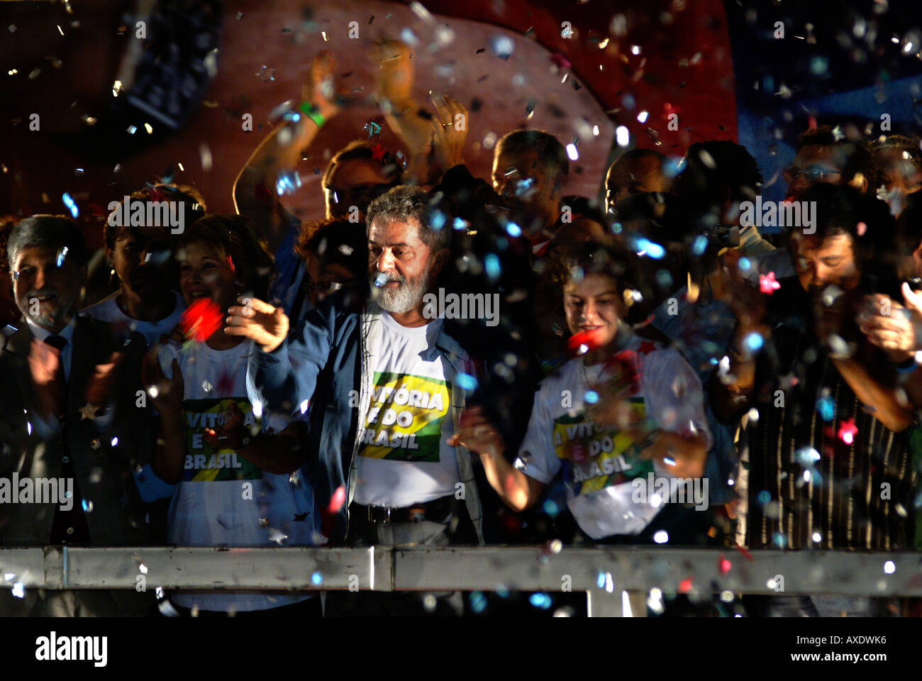 Wahl-Party: Luiz Inácio Lula da Silva und seine Frau Marina Silva werfen Rosen in die Menge, die Avenida Paulista, Sao Stockfoto