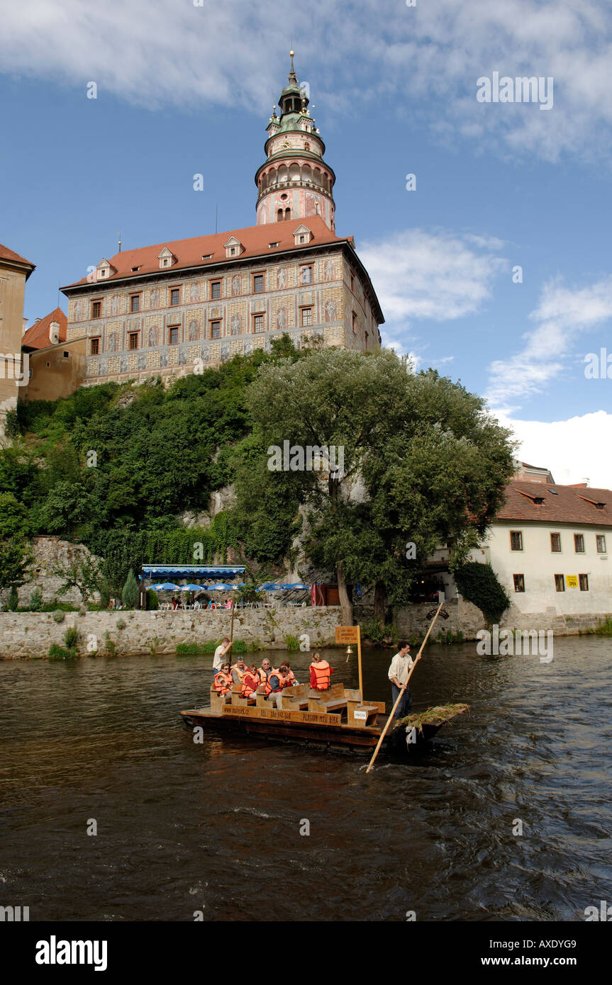 Touristen auf Floß auf der Moldau, Cesky Krumlov, Böhmen, Tschechien Stockfoto