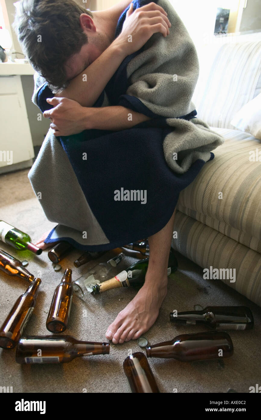 Brüderlichkeit Haus Schüler weckt mit Kater und leere Bierflaschen im Haus der Bruderschaft Stockfoto