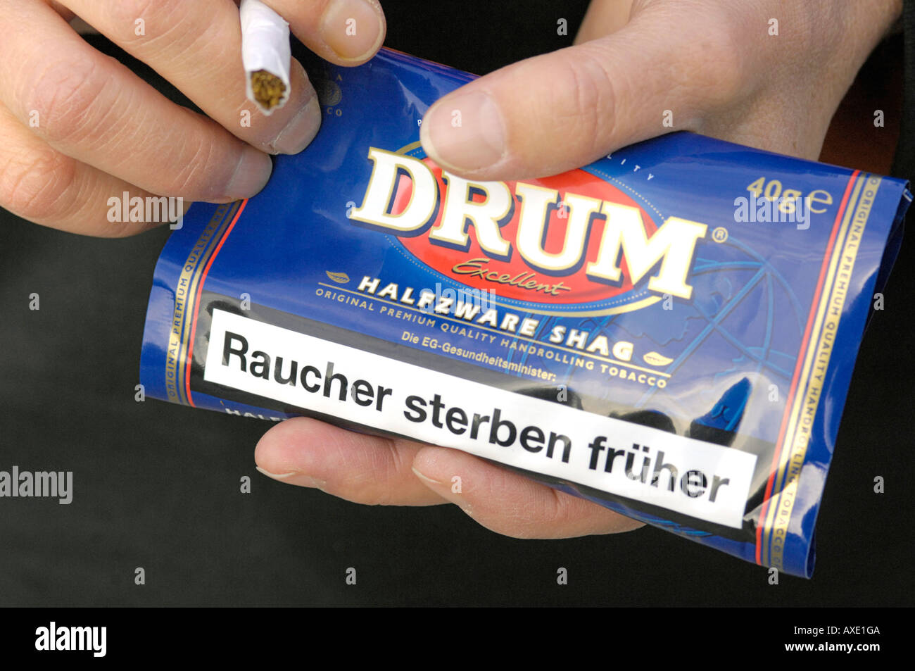 DRUM Tabak Zigarette - "Raucher sterben früher" Stockfoto